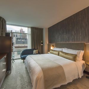 Zimmer mit Kingsize-Bett